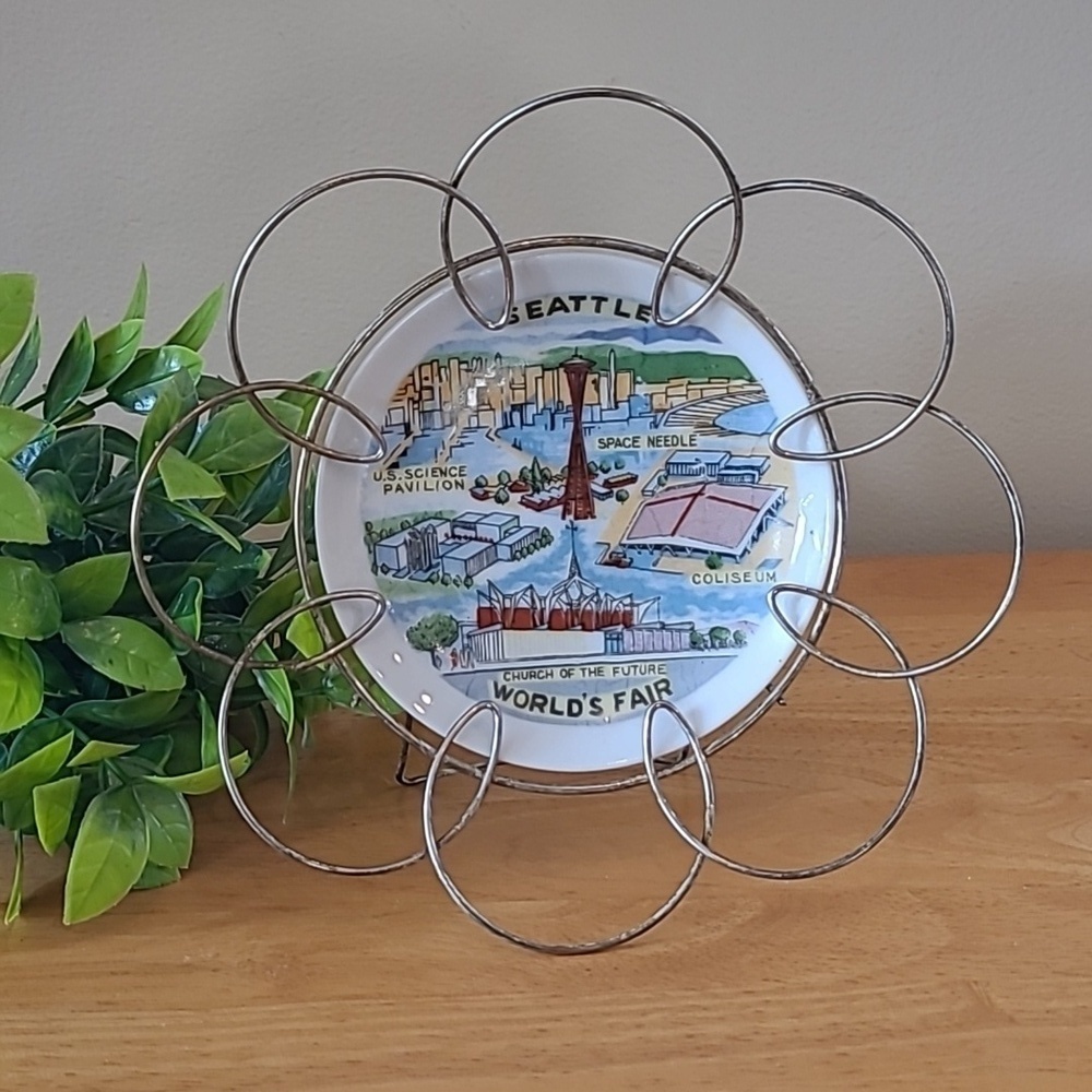 VINTAGE 1962 Seattle World's Fair Mini Plate With Wire Frame Hanger/Stand